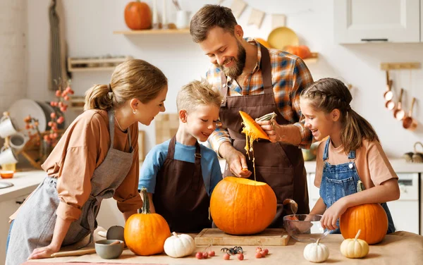 Cute Szczęśliwy Chłopiec Pomaga Ojcu Rzeźbić Dynię Halloween Stojąc Kuchni — Zdjęcie stockowe