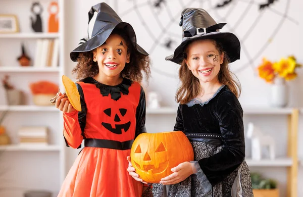 Dvě Roztomilé Děti Dívky Halloweenské Čarodějnice Kostýmy Otevření Dýně Jack — Stock fotografie