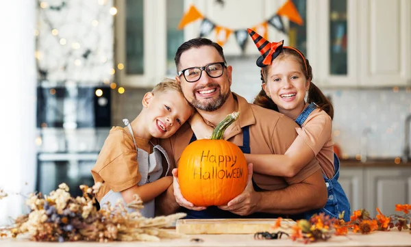 Boldog Család Gyerekek Ölelés Apa Sütőtök Felirattal Boldog Halloween Ünneplés Jogdíjmentes Stock Képek