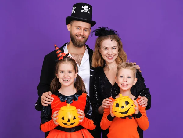 Vrolijke Familie Moeder Vader Kinderen Carnaval Kostuums Vieren Halloween Gekleurde Rechtenvrije Stockfoto's