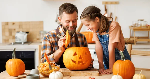 Cute Szczęśliwy Dziewczyna Pomaga Ojcu Rzeźbić Dyni Halloween Stojąc Kuchni — Zdjęcie stockowe