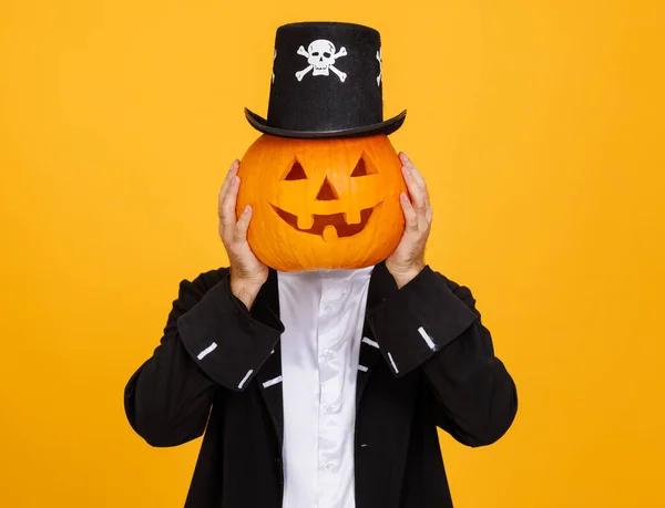 Hombre Feliz Disfraz Esqueleto Cubre Cabeza Con Calabaza Celebra Halloween —  Fotos de Stock