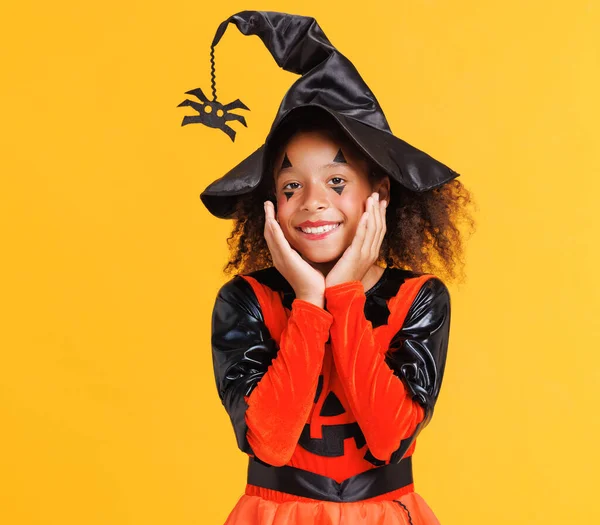 Kıvırcık Saçlı Balkabağı Kostümü Giymiş Mutlu Afro Amerikalı Kız Cadılar — Stok fotoğraf