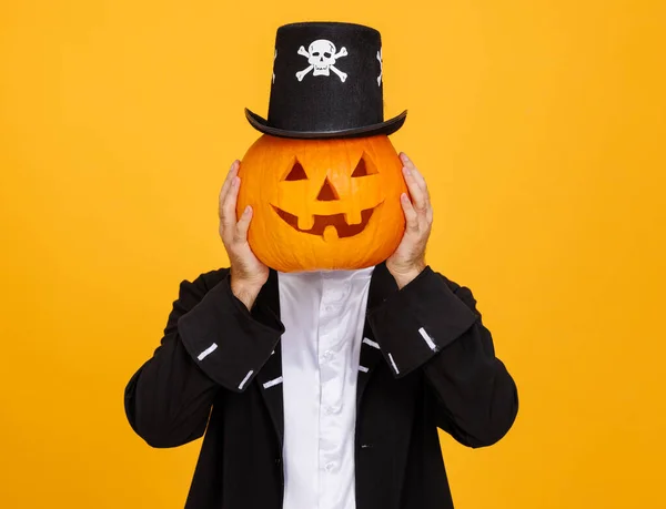 Glücklicher Mann Skelettkostüm Bedeckt Kopf Mit Kürbis Und Feiert Halloween Stockbild
