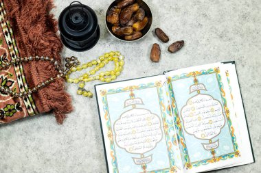Fenerle, kutsal Kuran 'la, Kuran' la, Kuran 'la, Kuran' la, Kuran 'la, Kuran' la, Kuran 'la, İslam' la, Kuran 'la, Kuran' la, Kuran 'la, Kuran' la...