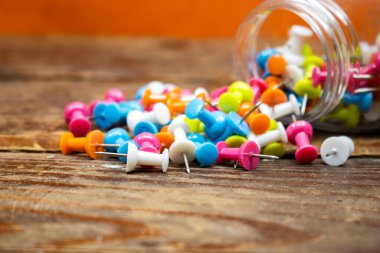 renkli raptiyeler, tahta masa üzerinde plastik kavanoz, eğitim veya iş araçları
