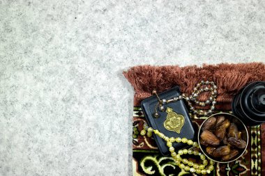 fener ve namaz örtüsü, tespih müslümanı ve hurma ağaçları, İslam bayramı. 