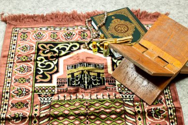 Kuran 'ın anlamı Arapça olan kutsal Kur' an ve namaz örtüsü, tespih ve parfüm.