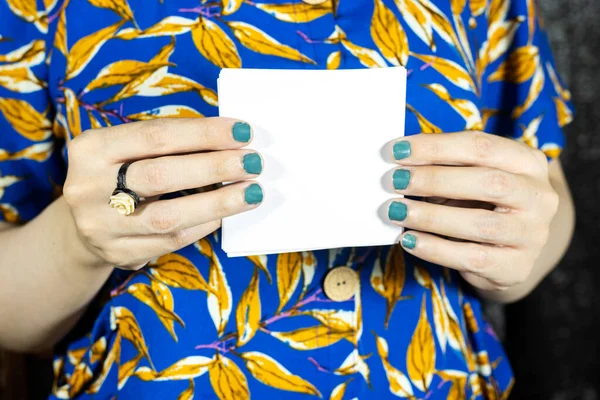 Γυναικείο Χέρι Που Κρατά Λευκή Χάρτινη Κάρτα — Φωτογραφία Αρχείου