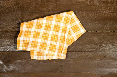 İşaretli peçete ahşap masada ürünün için kopyalama alanı ile izole edildi