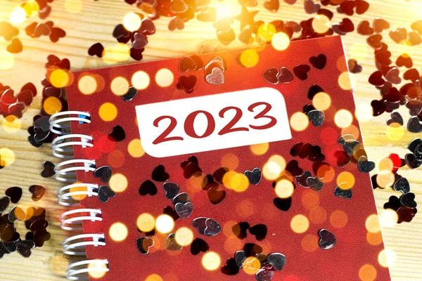 Ahşap Masada Kırmızı Defterli Kalp Konfetisi Mutlu Yıllar 2023 Konsepti — Stok fotoğraf