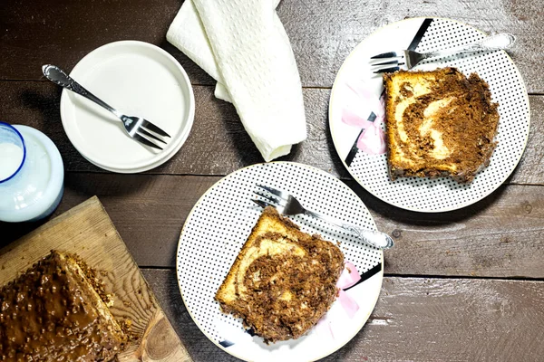 Köstliche Hausgemachte Marmorpfundkuchen Mit Einer Flasche Milch Und Haselnüssen — Stockfoto
