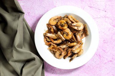 Lezzetli ızgara karides tabakta.