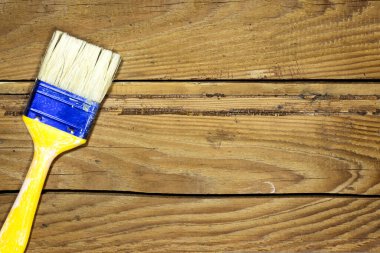 Yeni boya fırçası yeşil ahşap masa üzerinde kopya alanı ile