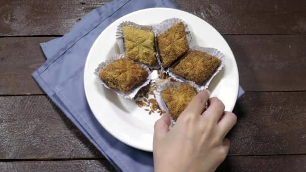 Mãos Comendo Makrout Frito Makroud Sêmola Argelina Tâmaras Doces Mel — Vídeo de Stock