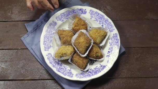 Manos Comiendo Makrout Frito Makroud Sémola Argelina Dátiles Dulces Miel — Vídeos de Stock