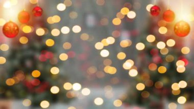 Mutlu yıllar Noel ağacı, aile tatili için kırmızı toplarla süslenir. Arka planda, yanıp sönen ampullerle süslenir.