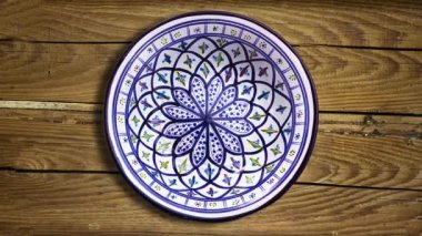 Tabakta pürüzsüz renkli desen var. Klasik dekoratif unsur. Türkçe el çizimi desen. İslam, Arapça, Hintçe, sedir motifi