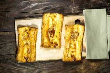 Tahta kesme tahtasının üzerinde dondurmalı ev yapımı elmalı tart. 