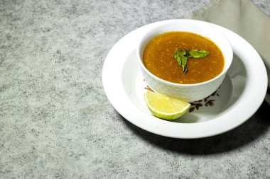 Geleneksel Cezayir sebze çorbası (Harira))