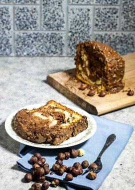 Lezzetli ev yapımı mermer kek ve fındık.