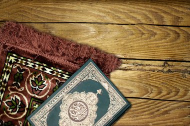 Kuran 'ın Arapça anlamı olan kutsal Kur' an 'ı ve Ramazan ayı için oruç tutarak namaz kılın.