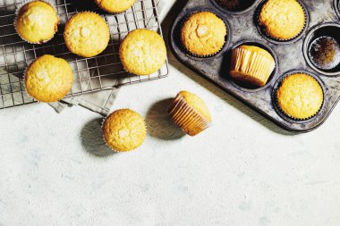 Vanilyalı Karamelli Cevizli Çörekler Kağıt bardaklarda ızgara ve kaba küflerle