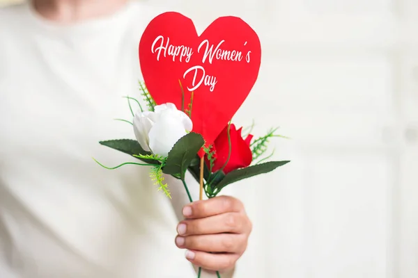 Женщина Держит Руку Красную Бумагу Форму Сердца Цветы Счастливым Текстом — стоковое фото