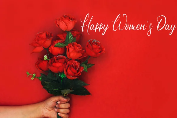 Kartka Napisem Happy Women Day Bukiet Czerwonych Róż Kwiaty Ręce — Zdjęcie stockowe