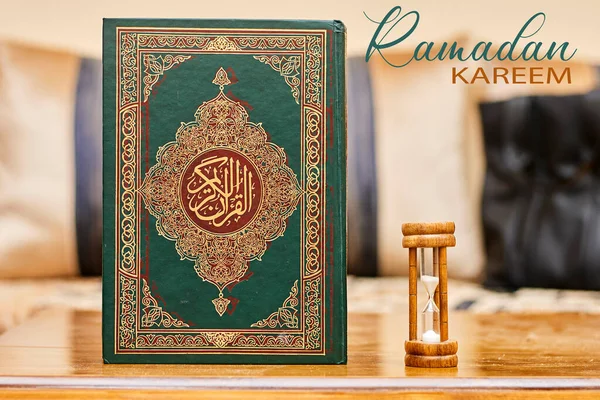 Koranen Muslimernas Heliga Bok Med Arabisk Kalligrafi Och Timglas Som — Stockfoto