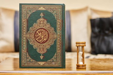 Kuran, zaman kavramı olarak Arap kaligrafisi ve kum saati olan Müslümanların kutsal kitabı. Hayat geçiyor.. 