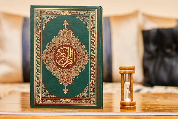 Corán Libro Sagrado Los Musulmanes Con Caligrafía Árabe Reloj Arena —  Fotos de Stock
