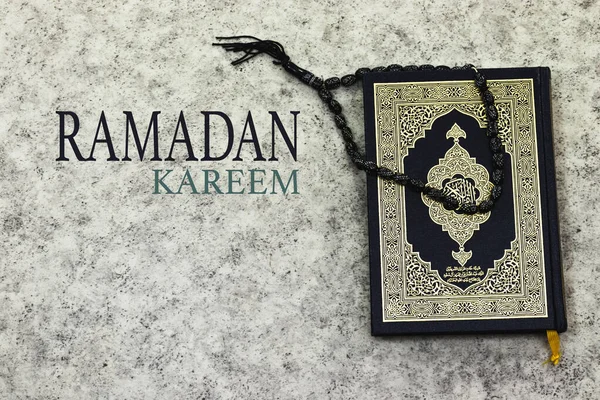 Alcorão Sagrado Com Caligrafia Árabe Significado Alcorão Rosário Preto Ramadã — Fotografia de Stock