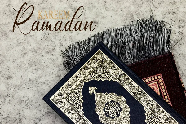 Heliga Koranen Med Arabisk Kalligrafi Innebörden Quran Och Bön Matta — Stockfoto