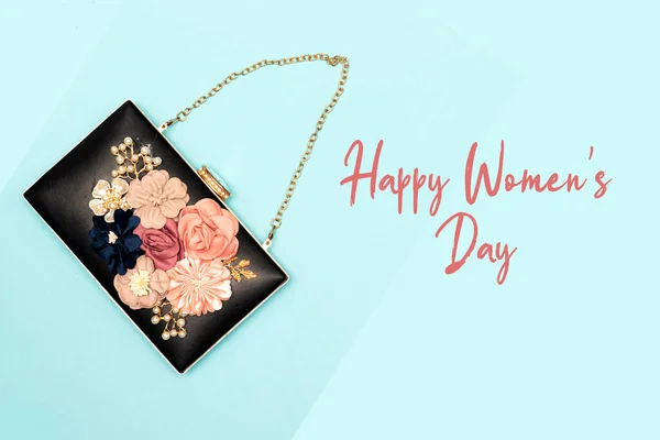 Piękne Kobiety Kwiatowy Czarny Sprzęgło Szczęśliwy Dzień Kobiet Niebieskim Tle — Zdjęcie stockowe