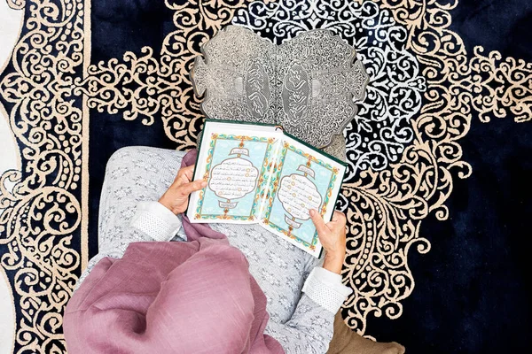 Kvinna Sitter Moskén Och Läser Muslimsk Bok Med Arabisk Kalligrafi — Stockfoto
