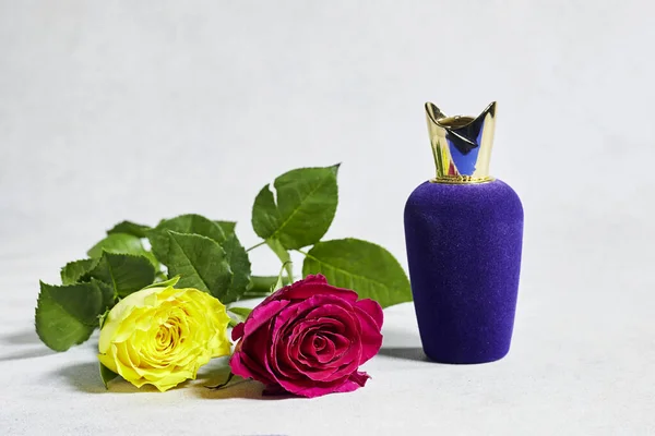 ピンクと黄色の花と緑の背景に紫の魅力的な香水 — ストック写真