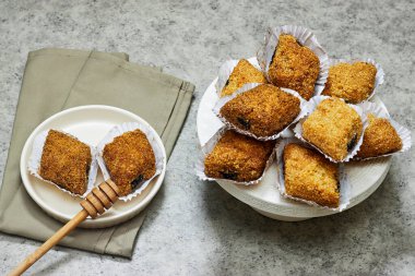 Kızarmış Makrout ya da Makroud - Cezayir irini irmiği, hurma ve bal tatlısı, İslamiyet için geleneksel Kuzey Afrika tatlı yiyeceği