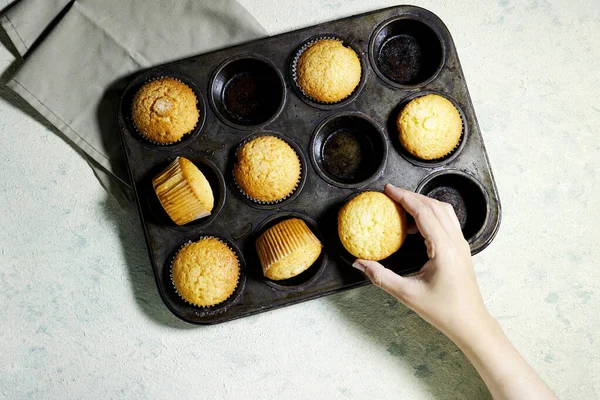 Vanilkové Karamelové Muffiny Papírových Kelímcích Rukou Držící Pánev Kus — Stock fotografie