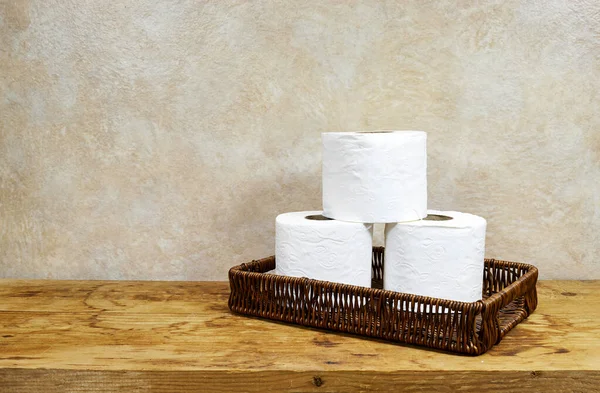 Kosz Whicker Rolkami Papieru Toaletowego Drewnianym Stole Przestrzenią Kopiowania — Zdjęcie stockowe