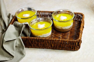 Ev yapımı vejetaryen tatlı fırında hindistan cevizi kreması ve çikolatalı mermer taş tahtayla süt şişesi.