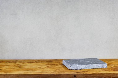 Mavi mermer podyum ya da taş güzellik. Ürün promosyonu Ahşap masada güzellik kozmetik sergisi 