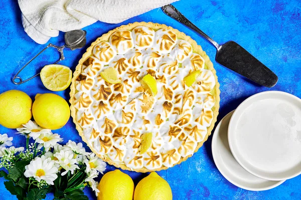 Традиционный Французский Лимонный Пирог Meringue Голубом Фоне Гранжа — стоковое фото