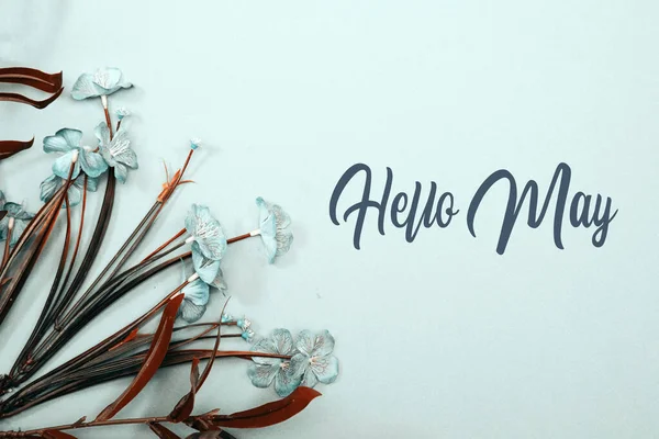 Merhaba, el yazması kart. Mavi arkaplanda bahar çiçekleri