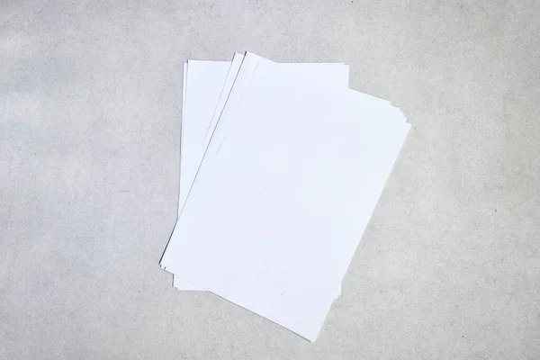 Κενά Φύλλα Χαρτιού Για Φυλλάδιο Γκρι Φόντο Επάνω Όψη Μακέτα — Φωτογραφία Αρχείου