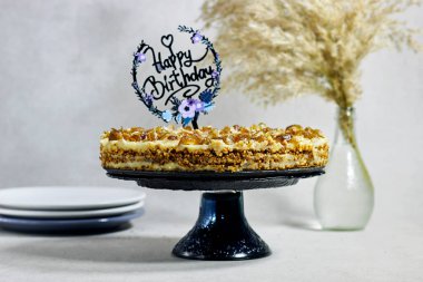 Ev yapımı Rus Balı randevuları ve sazlık vazolu kekin içinde fıstık keki. Ballı kek Medovik ve mutlu yıllar mesajı. 