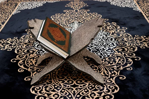 Libro Musulmán Con Caligrafía Árabe Traducción Del Corán Libro Sagrado —  Fotos de Stock