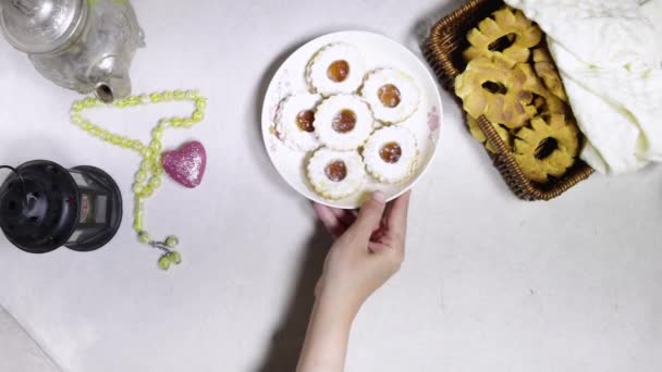Праздничный Стол Восточный Алжирский Сладкое Печенье Именем Dziriettes Kaak Tlemcen — стоковое видео