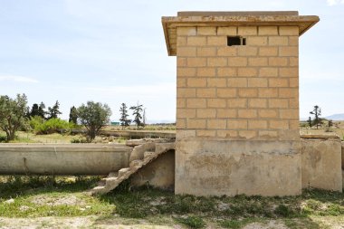 Su tedarik kanalı, Cezayir kırsalındaki sulama kanalı. 