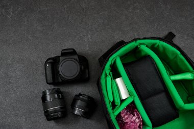 Profesyonel Fotoğraf Gear: kamera ve lensler, grunge gri arkaplanda mavi kablosuz